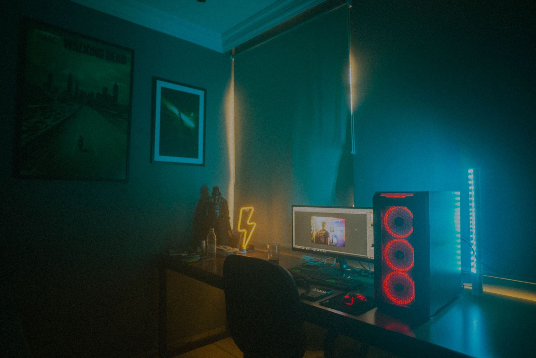 A minimalist gaming setup with desktop PC, representing a clean, optimized rig